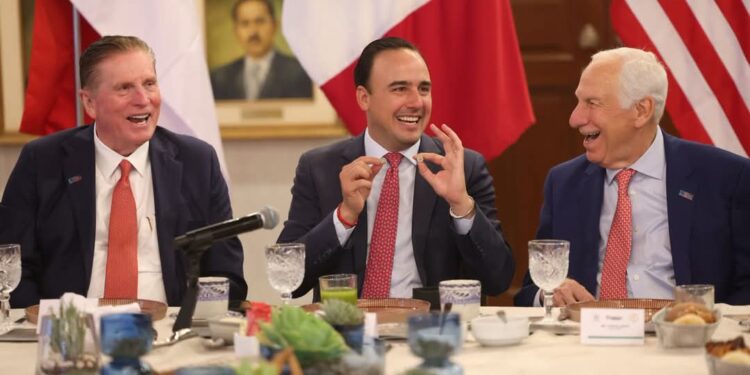 SE REÚNE MANOLO CON EMPRESARIOS DE TEXAS EN PALACIO DE GOBIERNO
