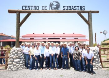 ENTREGA MANOLO 400 TOROS A PRODUCTORES DE COAHUILA