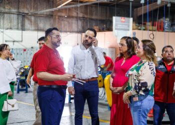 Celebran en Piedras Negras la fabricación de 8 billones de ganchos de M and B Hangers