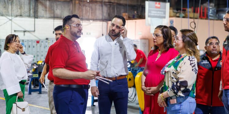 Celebran en Piedras Negras la fabricación de 8 billones de ganchos de M and B Hangers