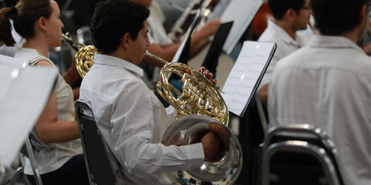 Disfrutan vecinas y vecinos del sur de la Orquesta Filarmónica del Desierto