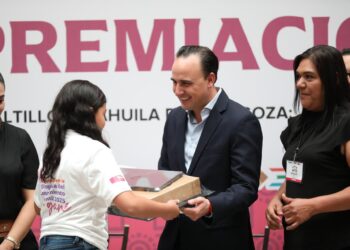 PREMIA MANOLO A NIÑAS Y NIÑOS GANADORES DE LA OLIMPIADA DEL CONOCIMIENTO