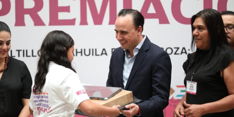 PREMIA MANOLO A NIÑAS Y NIÑOS GANADORES DE LA OLIMPIADA DEL CONOCIMIENTO