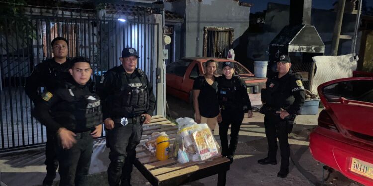 Agentes de la PCC brindan ayuda a la ciudadanía