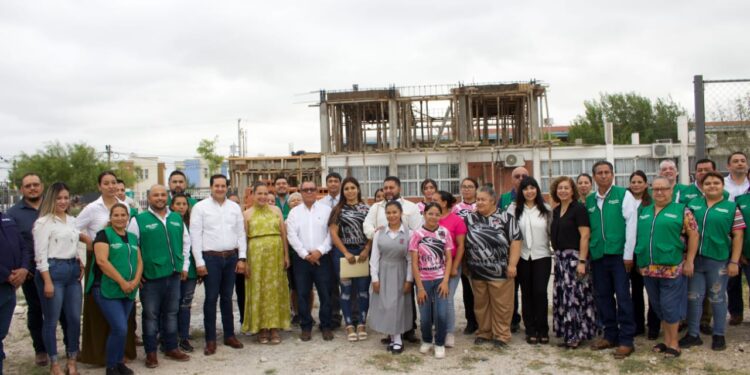 SUPERVISAN OBRA ESTATAL DE INFRAESTRUCTURA EDUCATIVA EN ESCUELA DE PIEDRAS NEGRAS