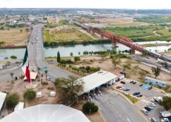 Se incrementa el cruce de transporte pesado por el Puente Dos de Eagle Pass, Texas