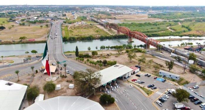 Se incrementa el cruce de transporte pesado por el Puente Dos de Eagle Pass, Texas