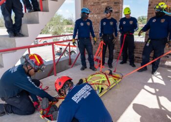 Elementos de PC de ciudades fronterizas de México y EEUU entrenan rescate con canasta Stokes