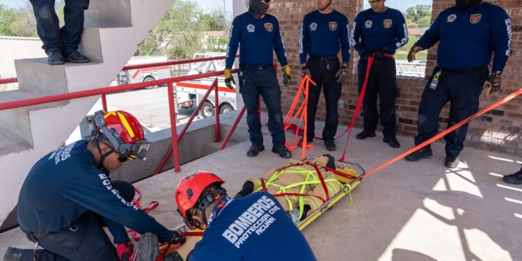 Elementos de PC de ciudades fronterizas de México y EEUU entrenan rescate con canasta Stokes