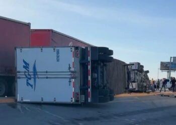 Vuelca tráiler con cientos de litros de cerveza cerca del aeropuerto de Piedras Negras