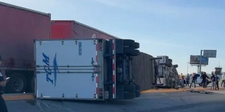Vuelca tráiler con cientos de litros de cerveza cerca del aeropuerto de Piedras Negras