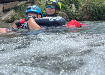 Bomberos entrenan en aguas en movimiento