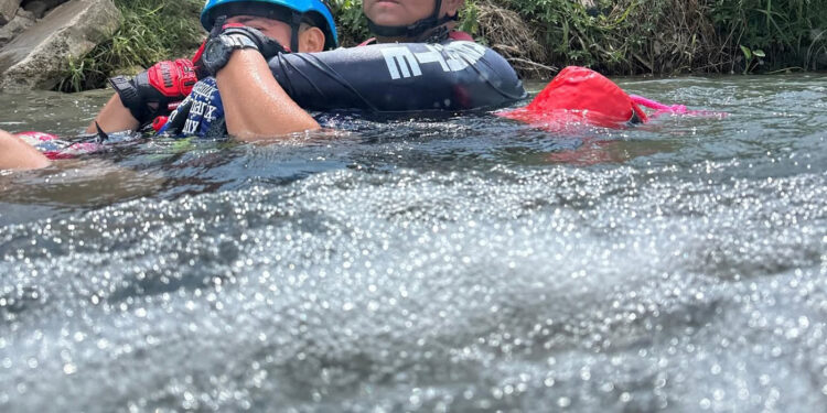 Bomberos entrenan en aguas en movimiento