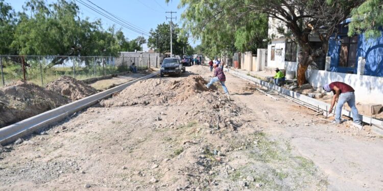 Realiza gestiones Emilio con SEDATU y PEMEX para ampliar la meta de pavimentación en Acuña