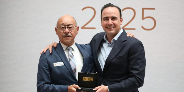 ENTREGA GOBERNADOR PREMIO ESTATAL DE PERIODISMO