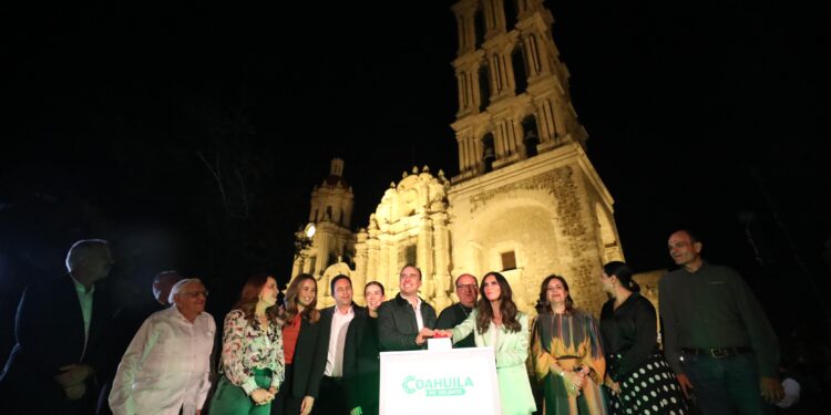 ILUMINAN GOBIERNO E INICIATIVA PRIVADA LA CATEDRAL DE SANTIAGO APÓSTOL