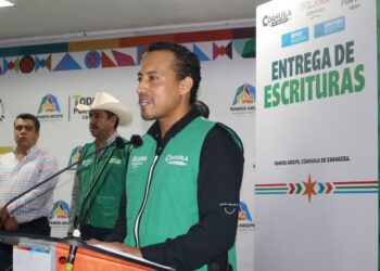 GOBIERNO DE COAHUILA ENTREGA ESCRITURAS A  FAMILIAS DE RAMOS ARIZPE