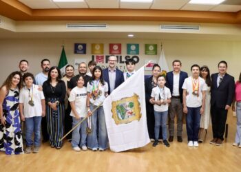 ABANDERAN DELEGACIÓN COAHUILA OLIMPIADA MEXICANA DE MATEMÁTICAS