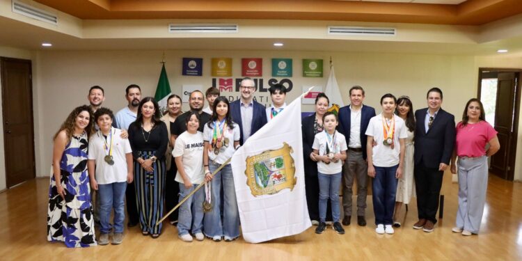 ABANDERAN DELEGACIÓN COAHUILA OLIMPIADA MEXICANA DE MATEMÁTICAS