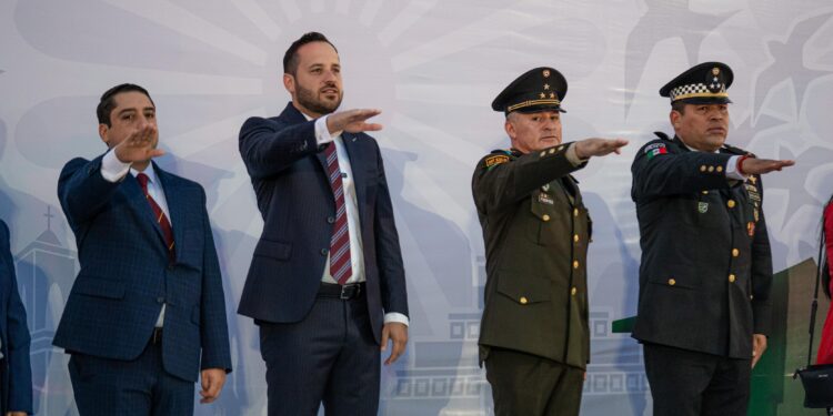 Jacobo Rodríguez encabeza ceremonia de izamiento de bandera e inicio de los festejos patrios en Piedras Negras