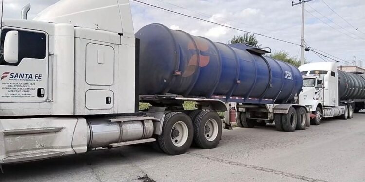 Aseguran pipa con 30 mil litros de gasolina rumbo a Piedras Negras