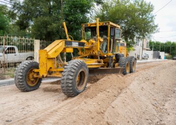 Supervisan avances en obra de pavimentación en la colonia Guillén