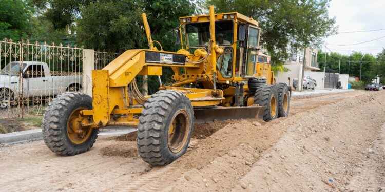 Supervisan avances en obra de pavimentación en la colonia Guillén