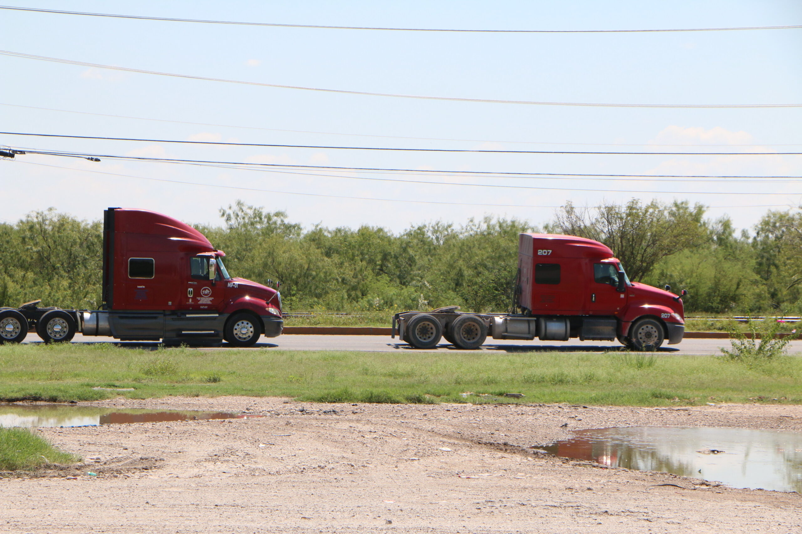 Disminuye cruce de autos en Eagle Pass, pero repunta el tráfico comercial