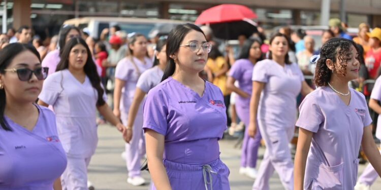 Se desarrolla el desfile conmemorativo al 215 Aniversario de la Independencia de México