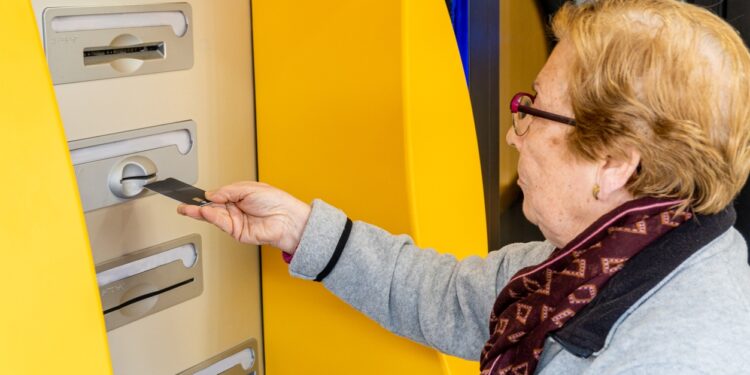 IMSS e ISSSTE emiten recomendaciones a sus pensionados y jubilados para cuidar su Aguinaldo