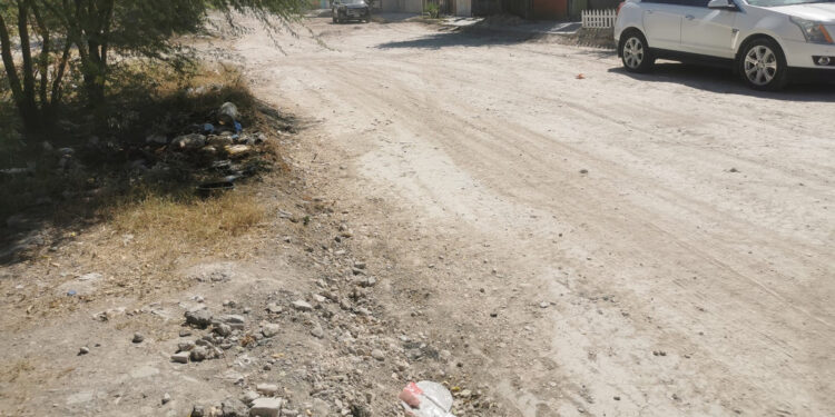 Reportan vecinos atraso en la pavimentación de su calle