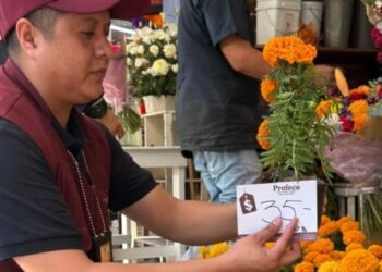 Miles de familias visitan panteones en Acuña y Piedras Negras por el Día de Muertos