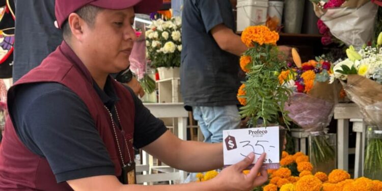 Miles de familias visitan panteones en Acuña y Piedras Negras por el Día de Muertos