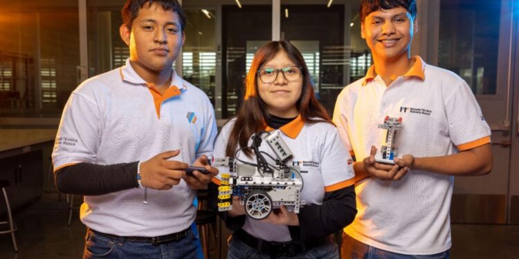 Equipo mixto de estudiantes mexicanos de bachillerato, originario de Nuevo León, representará al país en el Torneo Mundial de Robótica en China