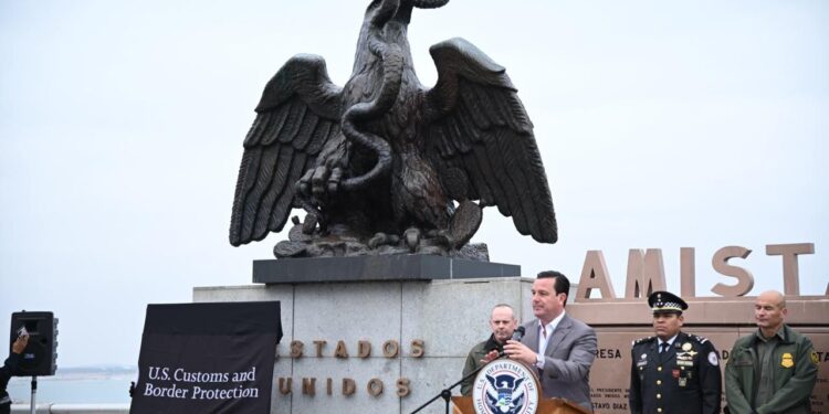 “FISCALÍA, POLICÍA ESTATAL Y AGENCIAS DE SEGURIDAD DE EUA DETIENEN A UNO DE LOS MÁS BUSCADOS ”