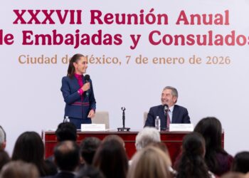 Claudia Sheinbaum se reúne con embajadores y cónsules en Palacio Nacional para dialogar sobre los planes de 2026