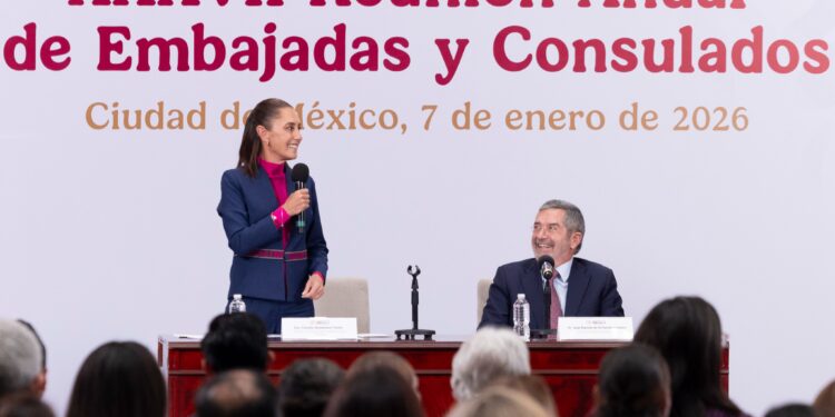 Claudia Sheinbaum se reúne con embajadores y cónsules en Palacio Nacional para dialogar sobre los planes de 2026