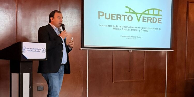 Facultad recibe a líderes del sector logístico para presentar proyecto estratégico Puerto Verde