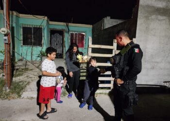 Entrega de Rosca de Reyes cumple el sueño de un niño en Piedras Negras