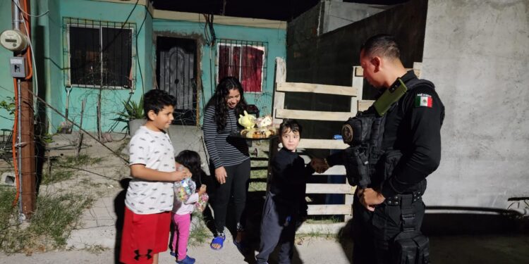 Entrega de Rosca de Reyes cumple el sueño de un niño en Piedras Negras