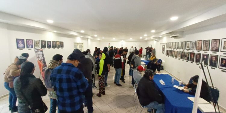 Cientos de desempleados acuden a feria de empleo en Piedras Negras
