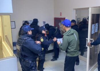 Elementos de la PCC entregan pan y café a familiares de pacientes