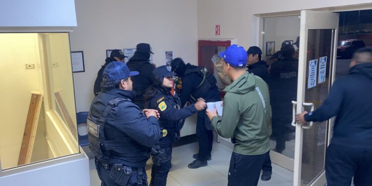 Elementos de la PCC entregan pan y café a familiares de pacientes