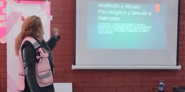 Enseñan a padres de familia a detectar riesgos de maltrato y abuso sexual hacia sus hijos