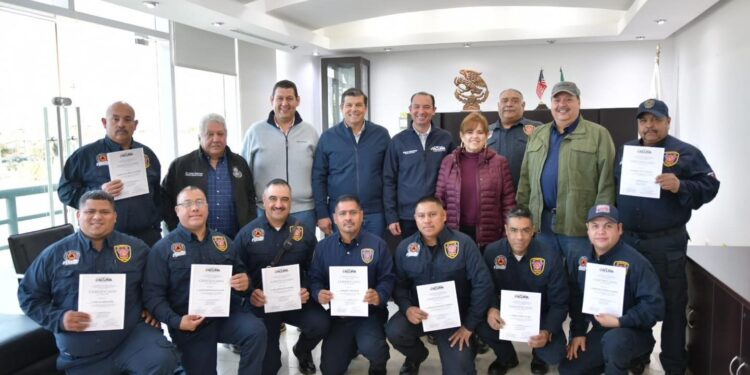 Entregan terrenos a elementos de Protección Civil y Bomberos