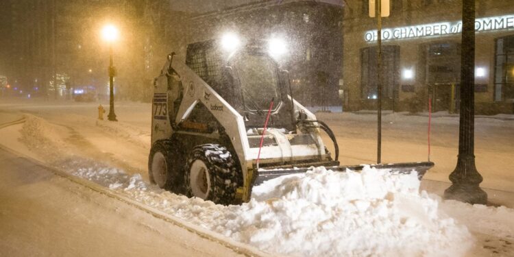 Tormenta invernal deja sin luz a un millón de hogares en EE. UU.; alertan acumulación catastrófica de hielo