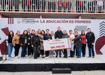 Entregan apoyos en la primaria Miguel Hidalgo y Costilla