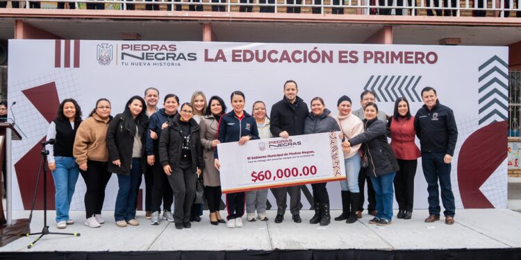 Entregan apoyos en la primaria Miguel Hidalgo y Costilla