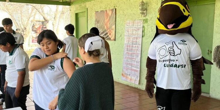 Refuerzan vacunación y prevención en brigada de salud en CONALEP de Piedras Negras