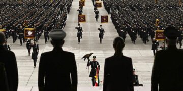 Sheinbaum reconoce a mujeres de las Fuerzas Armadas en el 8M